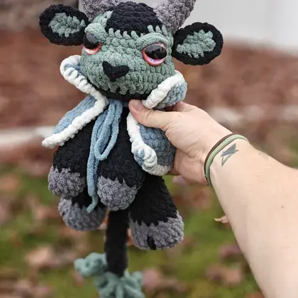 Close view of Nacht's curled horns and face
